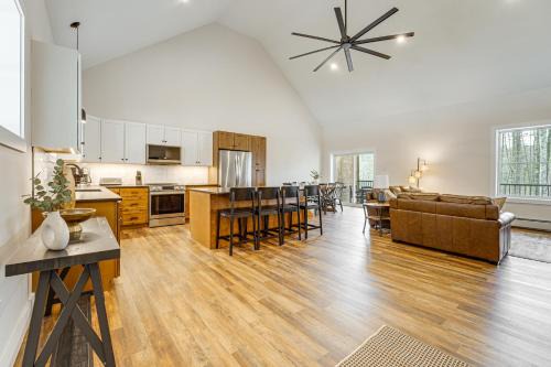 Walk to Sebago Town Beach Luxe Townhome with Grill
