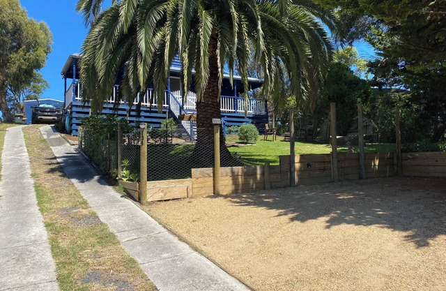 Walk to Shops/Beach, Linen supplied, Pet Friendly **5 Nights+ Special Pricing**