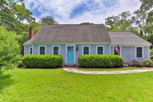 Walk to Skaket Beach Charming Cottage with Deck