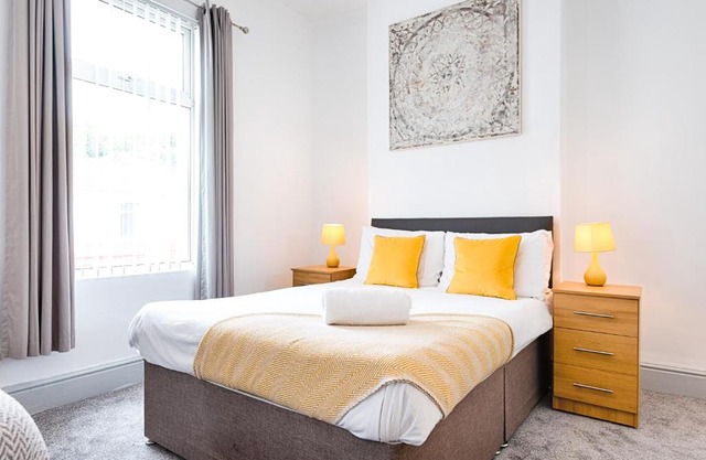 Walk to Swansea Stadium, 3 Rooms, Smart Tv's