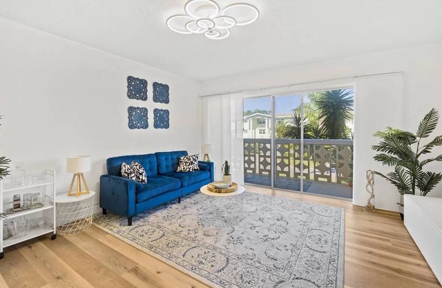 Walk to the beach+pool+bright+ dedicated workspace