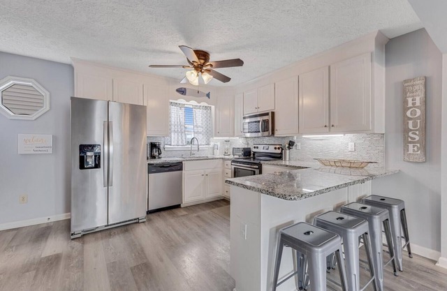 Walk to the Beach - Complex Pool - Coastal Charm - Great Escape