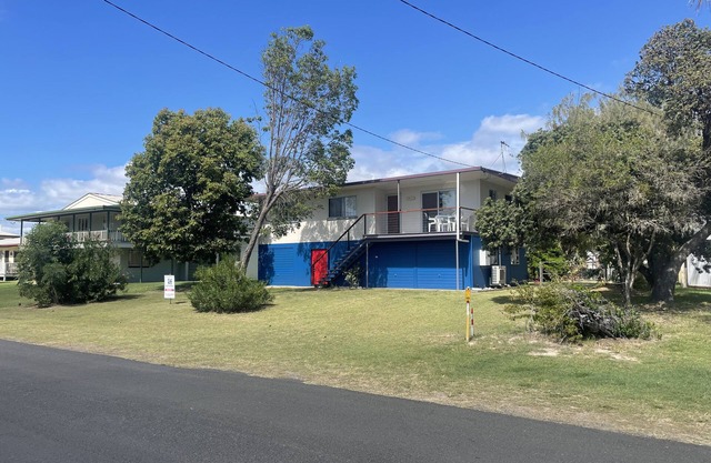 Walk to the beach-3BR House-Aircon-Pool table-WiFi-Pet friendly-EV Charger