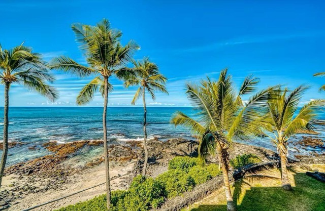 Walk to the Beach! Breezy Big Island Condo with Pool, AC, and Lanai