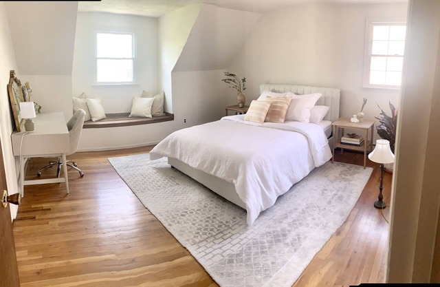 Walk to the beach from this 4-bedroom cottage in the North Fork