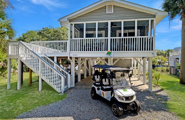 Walk to the Beach! Firepit, games, pets welcome, bring your boat!!