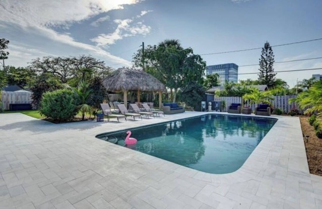 Walk to the beach & Resturant’s. Tiki Hut Dream Pool Home. Under a mile to beach