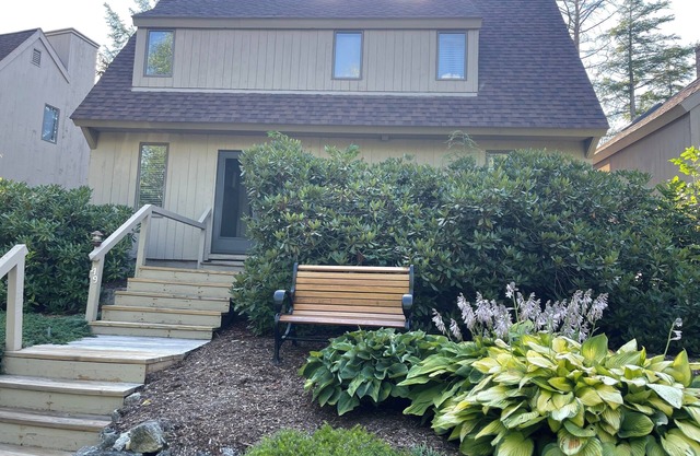 Walk to the Lake-Updated 3 BR Private Home with AC
