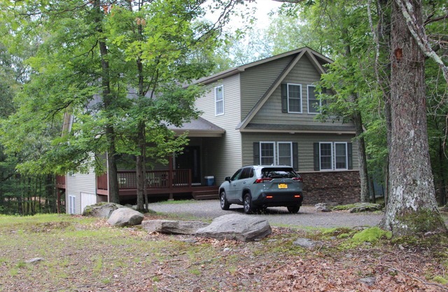 Walk to the Lodge, pool and ski slopes. 4 Bedroom 3 Bath Sleeps 13