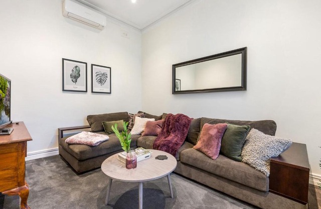 Walk to the MCG & AAMI Park - Free Late Checkout - Great location & Backyard