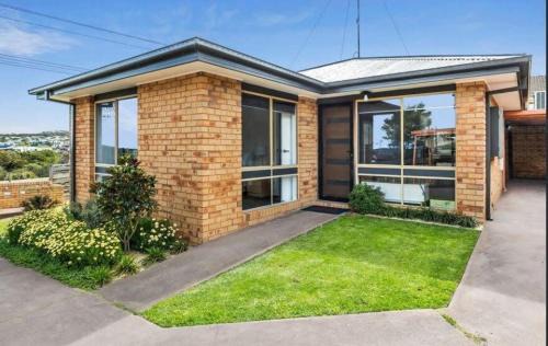 Walk to Torquay surf beach shops cafes and golf