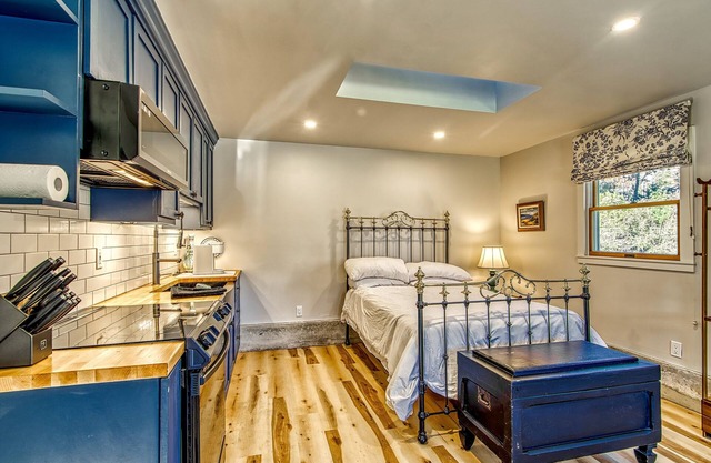 Walk to town of Blue Hill from this efficiency cottage on Parker Point Road