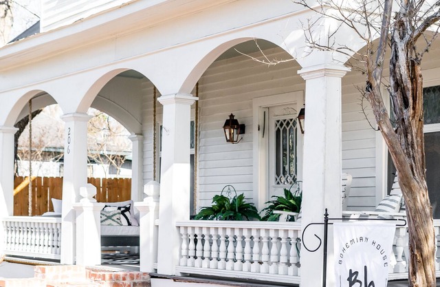 WALK TO TOWN + Restored Vintage Vibe + Sleeps 8