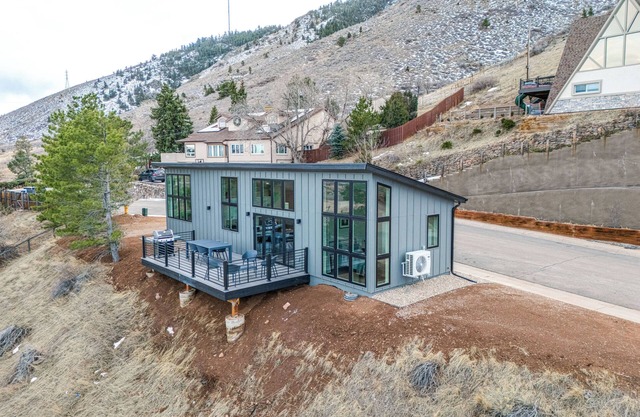 Walk to Trail: 'Lookout Landing' Newly Built Home!