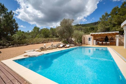 Walk to UNVRS & Amnesia - 4BR Finca - Private Pool & Forest