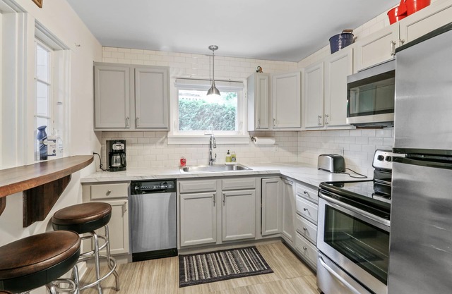 Walk to Lake! Adorable House in Fontana-on Geneva Lake. SUMMER 2026 SPECIAL! 30%