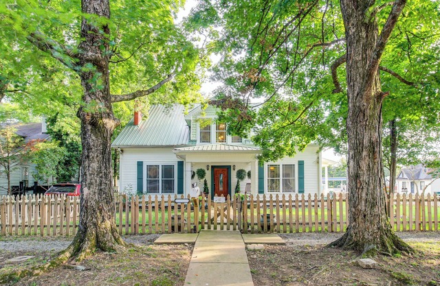 Walk to Historic Dtwn Pulaski: Pet-Friendly Home