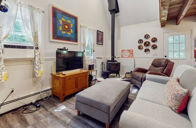 Walk-to-village end-unit condo, mountain views, large deck, woodstove, bbq, a/c