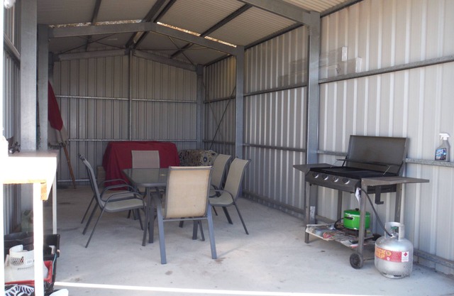 Walk to Wharf, beach and shops. Large Shed for boat or extra dining