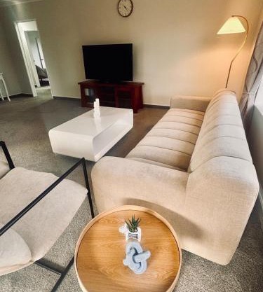 Walk to wineries - Modern retreat