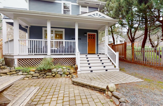 Walkable Bay-view home with large yard, firepit & washer/dryer - pier access