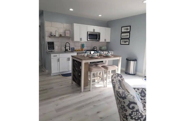 Walkable cozy cottage, Outlet Mall across street!