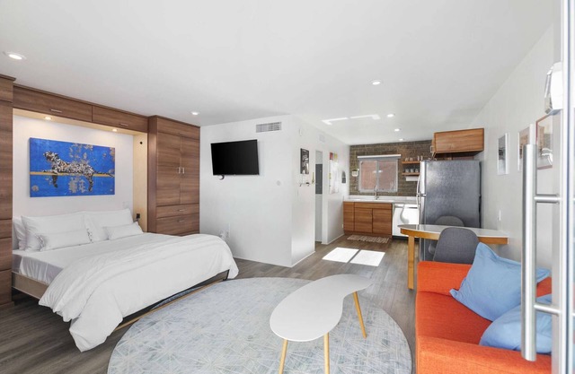 Walkable DTPH Studio w/ Pool and Parking