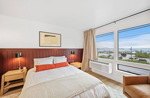 Walkable luxe studio w/ view! 2