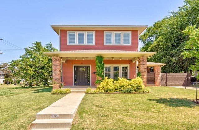 Walkable Luxury Style Home ★ Gated & Covered Patio