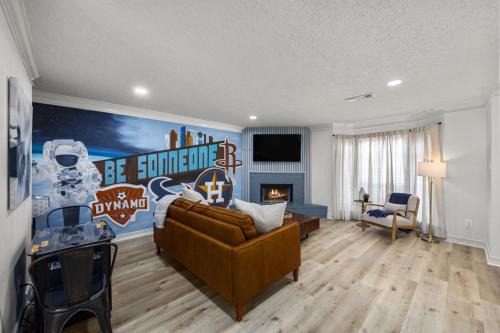 Walkable Montrose 2BR Houston Mural Sleeps 9