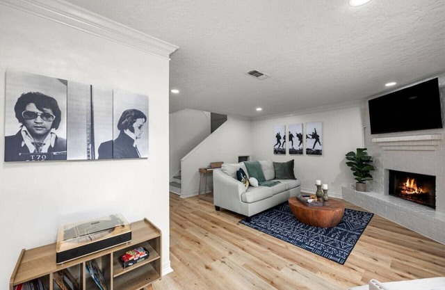 Walkable Montrose 2BR | Music Retreat | Sleeps 10