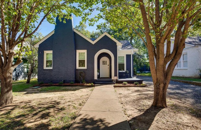 Walkable Tyler House with Deck half Mi to Downtown!