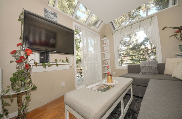 Walker's Paradise, charming safe, quiet,Queen Anne Hill garage parking Apt.