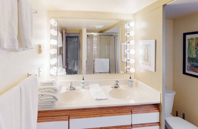 Walking distance , 2 blocks away to Hayward field . onsite pking