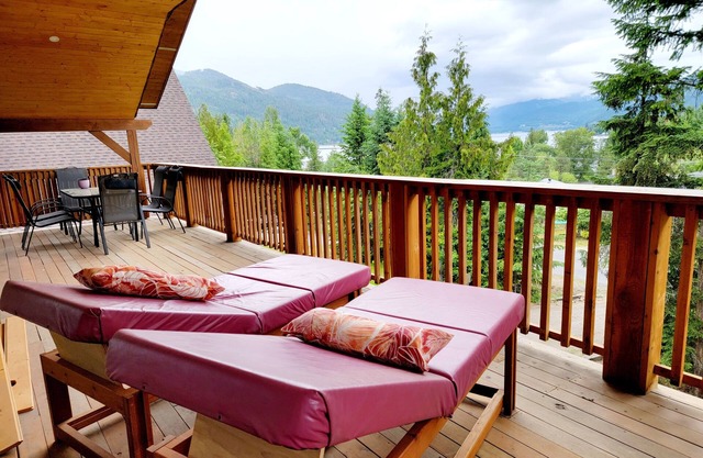 Walking distance to Christina Lake, Family friendly for up to 12 people.