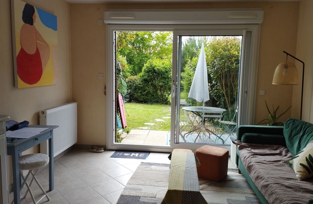 Walking distance to the beach and shops. In the peace and greenery!