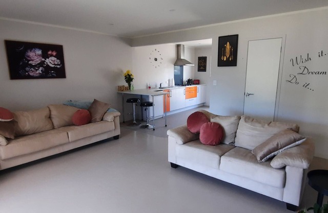 Walking distance to cafes and restaurants