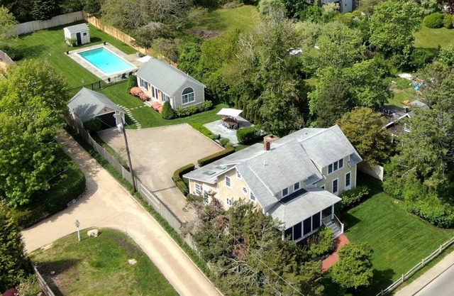 Walking distance to downtown Edgartown w Heated Pool and Guest House!