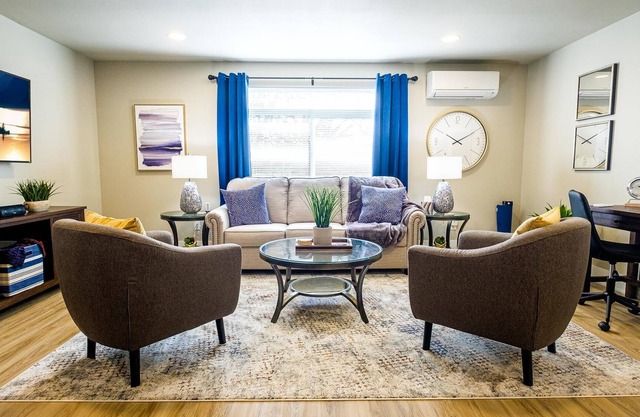 Walking distance to Downtown, H, and waterfront. Safe, clean, comfortable.