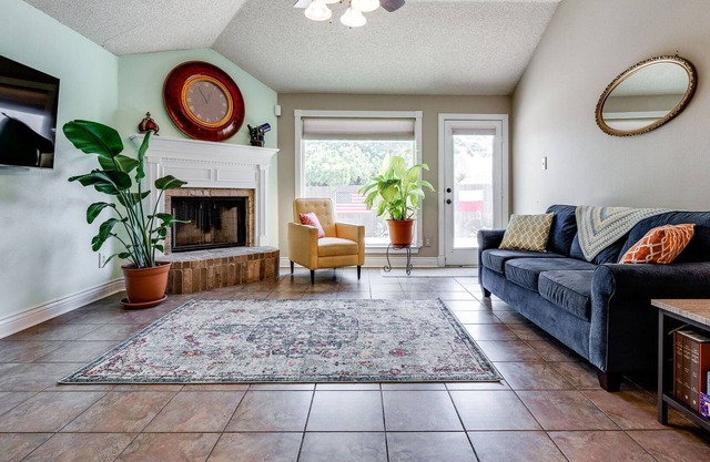 Walking Distance To Everything! *Fenced Yard*Pool*
