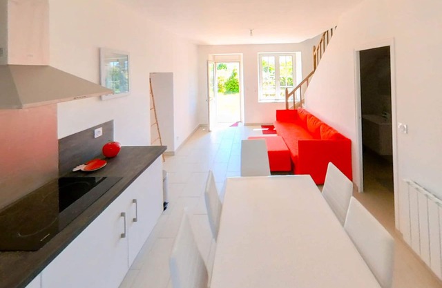 Walking distance to Sainte Barbe beach. 3 bright bedrooms, 2 bathrooms, enclosed garden.