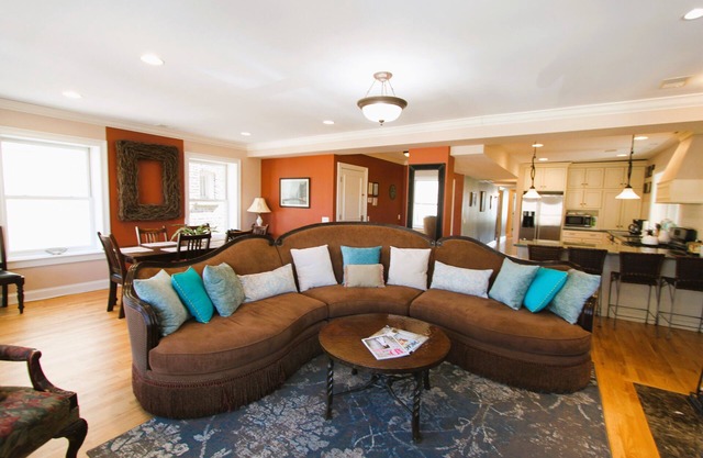 Condominio con bañera de hidromasaje, terraza y plano de planta abierto. Perfecto para la familia Lrg