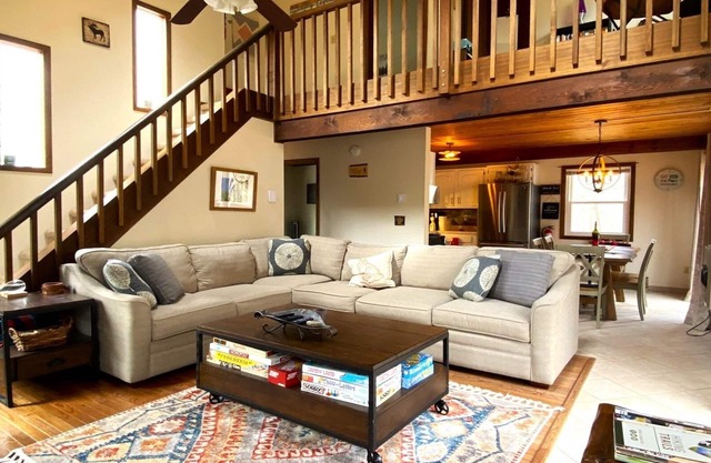 Walking distance to beach in amenity filled "The Hideout" Tall Hill Lake Chalet
