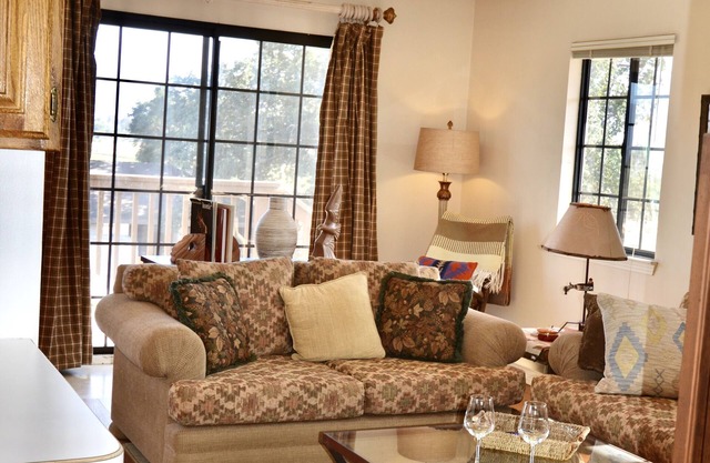 Walking distance to Los Olivos on working ranch in wine country.