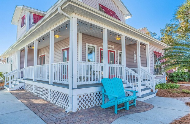 Walking on Sunshine - 5 mins to beach, white picket fence neighborhood!