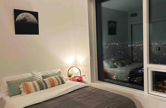 Walking to everything/high-rise lux/splendid view/16 mins to downtown