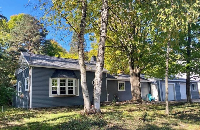 WalkToTown : Pets, lakes, golf, and bikes nearby!