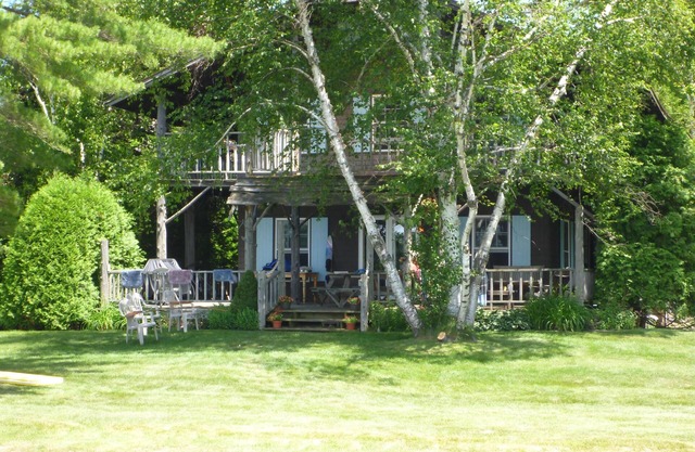 Walloon Lake Cottage Waterfront Retreat ~ ¡Incluye canoa y kayak!
