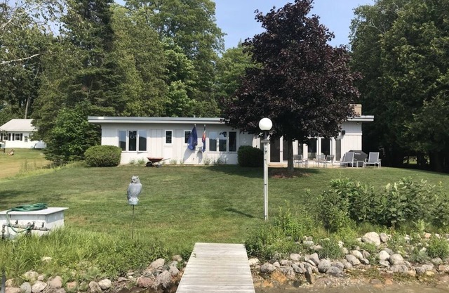 Walloon Lake Lakefront casa moderna de mediados de siglo en North Arm, nuevo alquiler