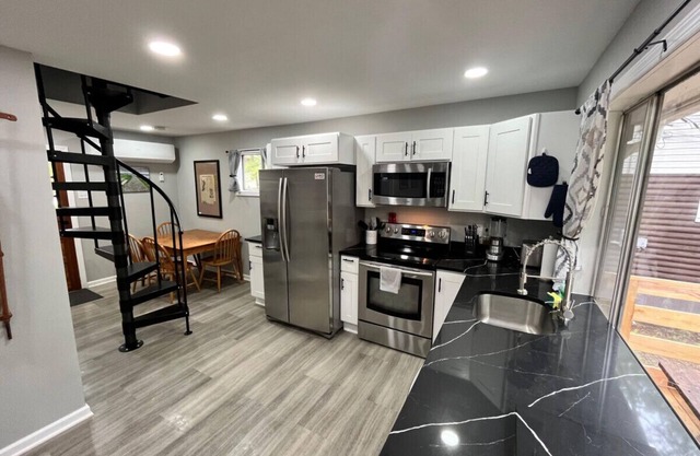 Wally’s Cottage |New|HotTub|Kayaks|Firepit|Central